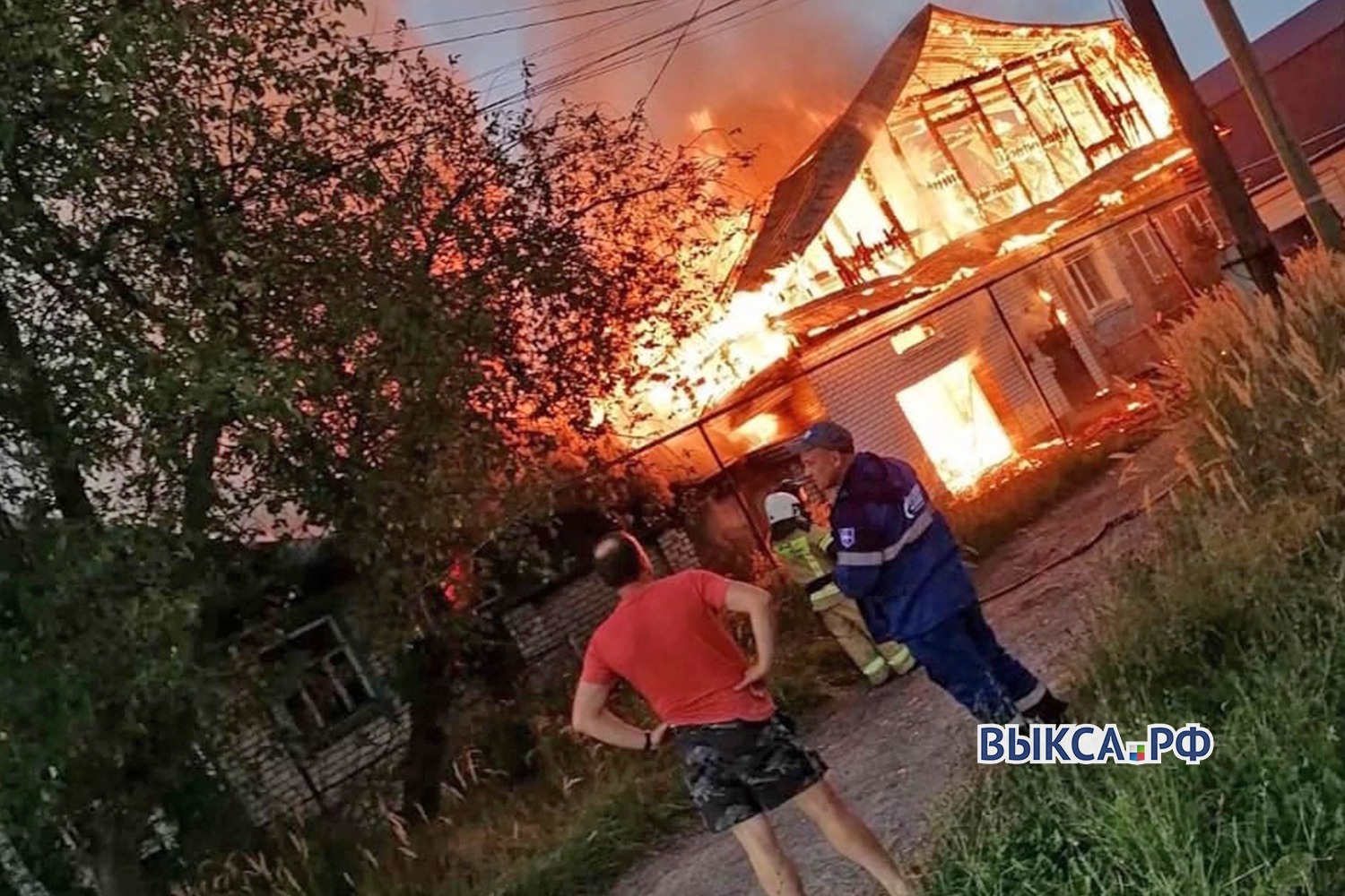 Сгорел как спичка: семья лишилась дома и машины из-за пожара